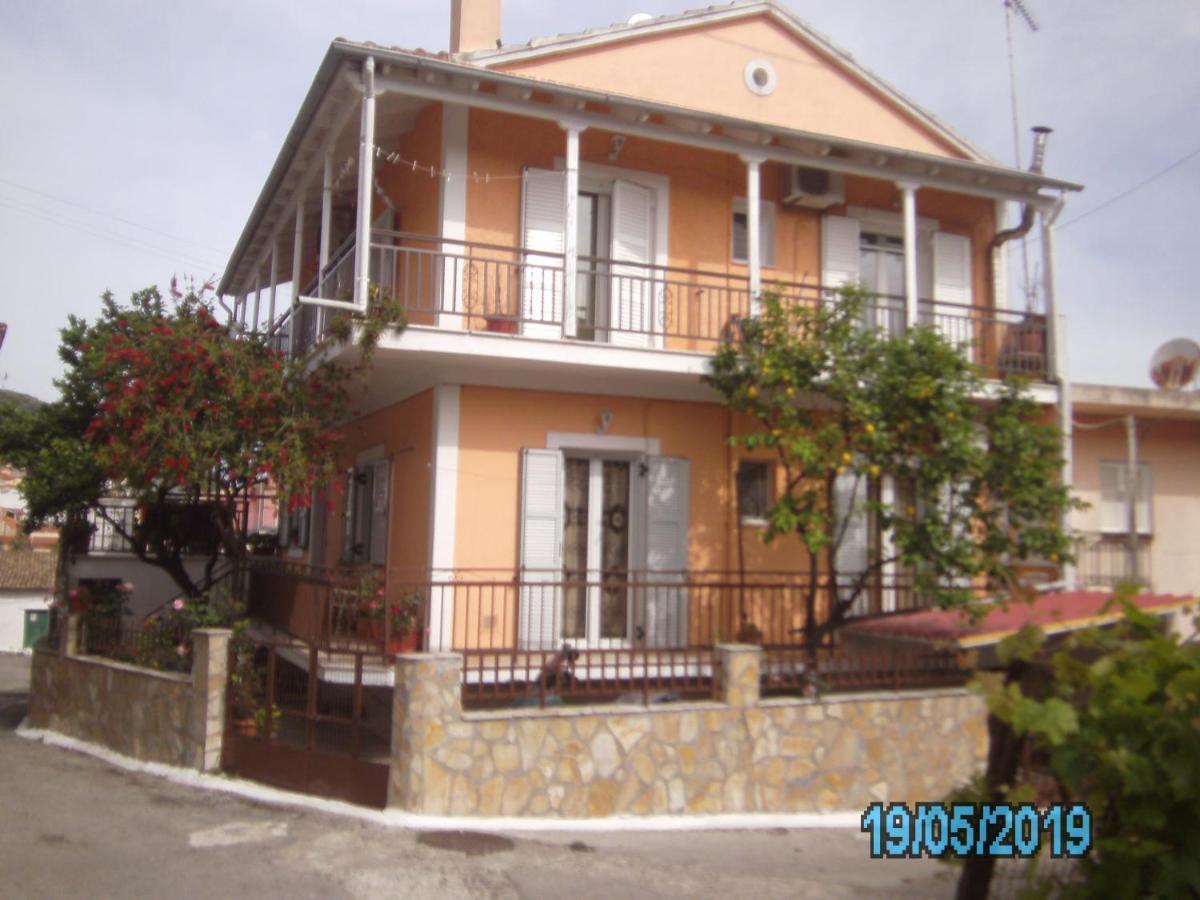 Апартаменты George'S House Agios Matthaios  Экстерьер фото